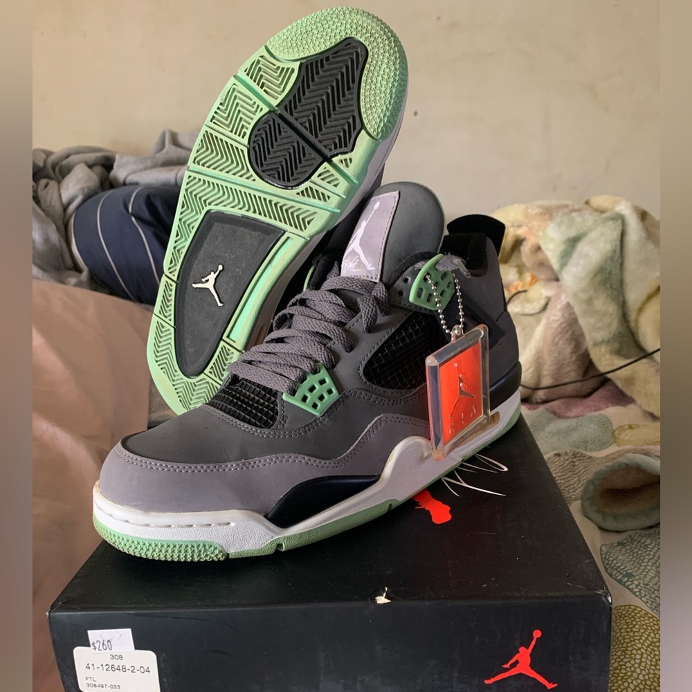 Air Jordan 4 “green glow”